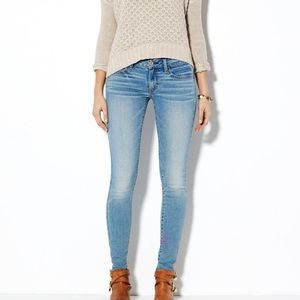 American Eagle Lightwash skinny jeans